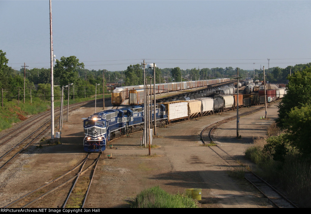 Y119 shoves farther back in to the yard to set over the last few cars before doubling up